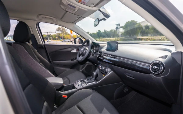 White Mazda CX3, 2024 Photo 11