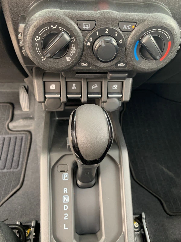 White Suzuki Jimny, 2022 Photo 2