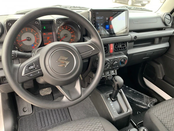 White Suzuki Jimny, 2022 Photo 3