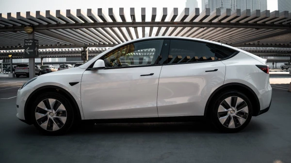 White Tesla Model Y Long Range, 2022 Photo 1