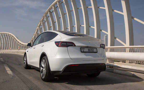 White Tesla Model Y Long Range, 2022 Photo 3