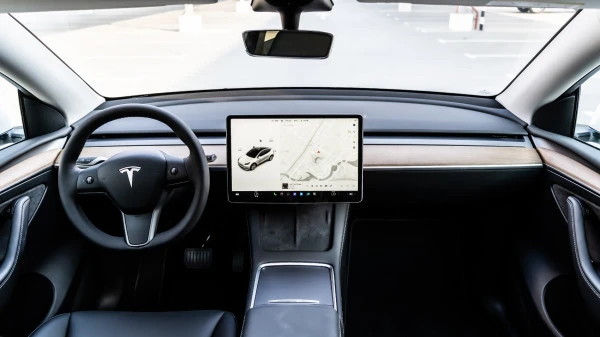 White Tesla Model Y Long Range, 2022 Photo 5
