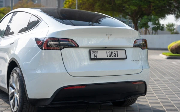 White Tesla Model Y Long Range, 2022 Photo 5