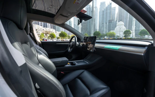 White Tesla Model Y Long Range, 2022 Photo 8