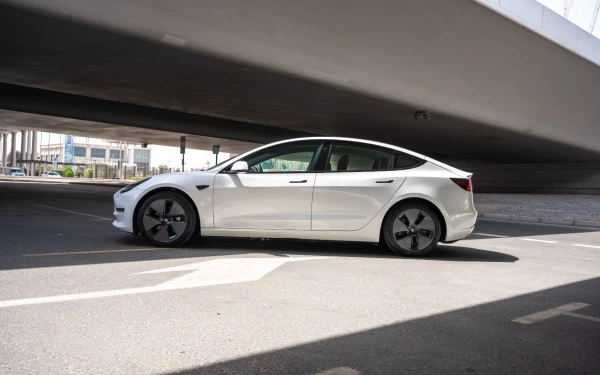 White Tesla Model Y Long Range, 2022 Photo 2