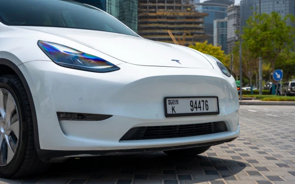 White Tesla Model Y Long Range, 2022 Photo 2