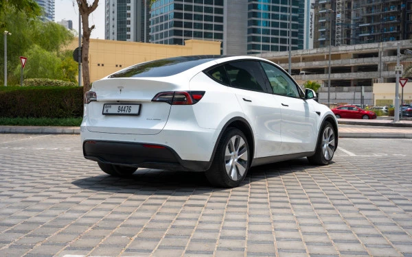 White Tesla Model Y Long Range, 2022 Photo 4