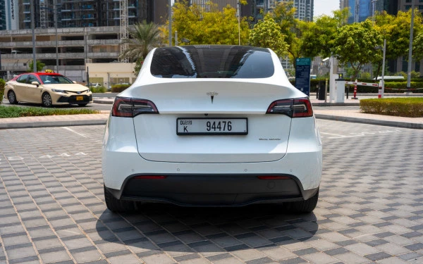 White Tesla Model Y Long Range, 2022 Photo 5