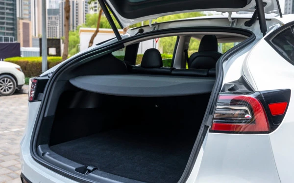 White Tesla Model Y Long Range, 2022 Photo 8