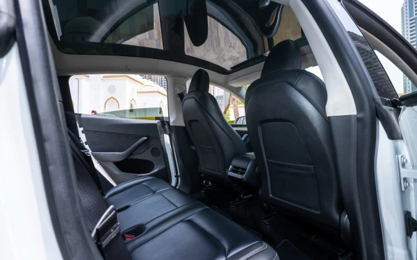 White Tesla Model Y Long Range, 2022 Photo 11