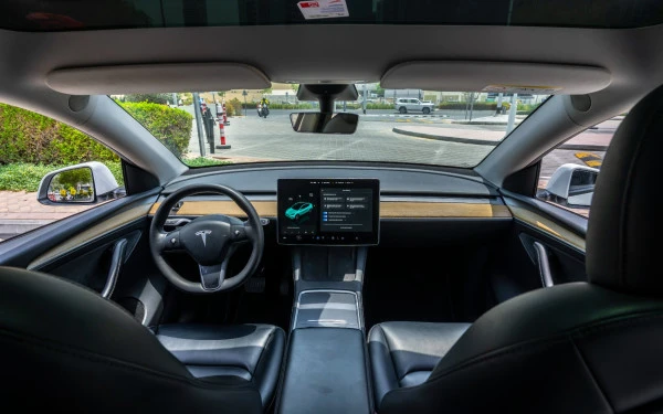 White Tesla Model Y Long Range, 2022 Photo 14