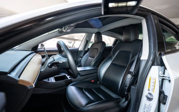 White Tesla Model Y Long Range, 2022 Photo 4
