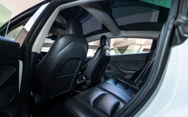 White Tesla Model Y Long Range, 2022 Photo 5