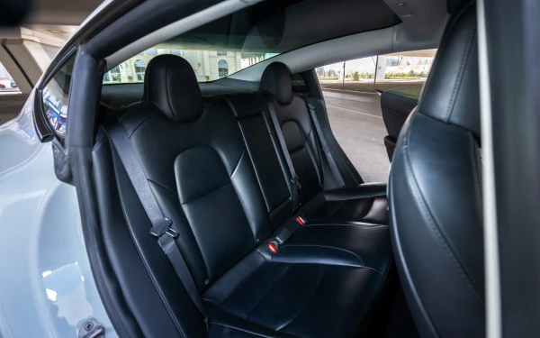 White Tesla Model Y Long Range, 2022 Photo 7