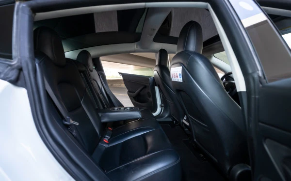 White Tesla Model Y Long Range, 2022 Photo 9