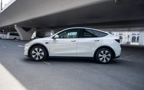 White Tesla Model Y Long Range, 2023 Photo 1