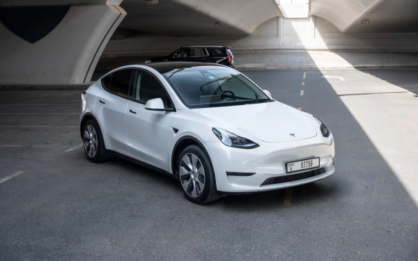 White Tesla Model Y Long Range, 2023 Photo 3