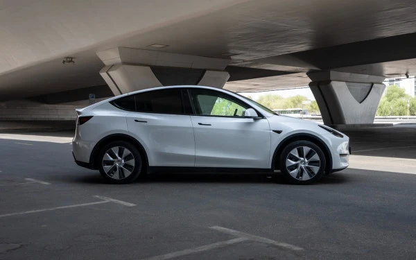 White Tesla Model Y Long Range, 2023 Photo 4