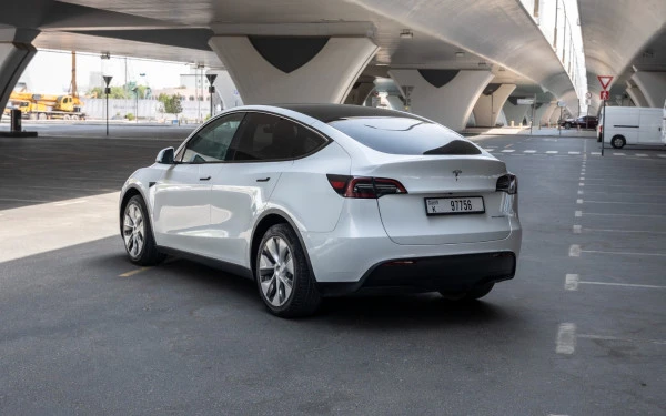 White Tesla Model Y Long Range, 2023 Photo 6