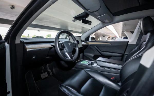 White Tesla Model Y Long Range, 2023 Photo 9