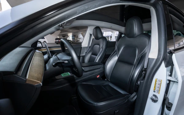 White Tesla Model Y Long Range, 2023 Photo 10