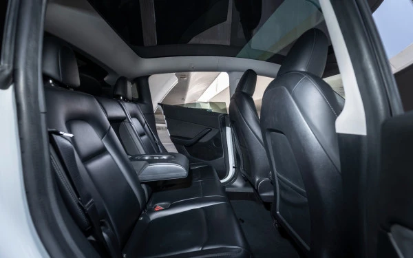 White Tesla Model Y Long Range, 2023 Photo 12