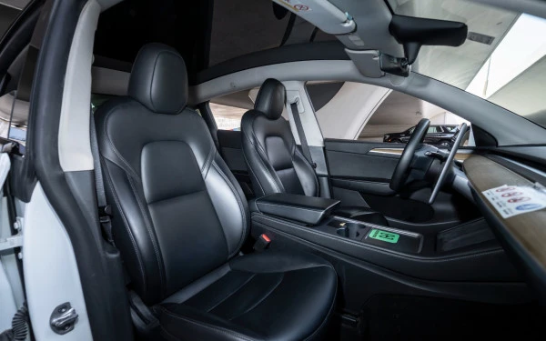 White Tesla Model Y Long Range, 2023 Photo 14