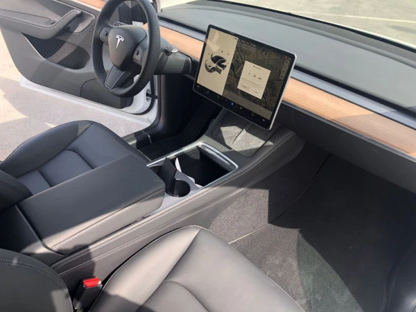 White Tesla Model Y Long Range, 2022 Photo 5