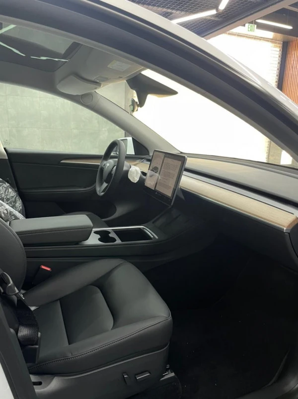 White Tesla Model Y Long Range, 2023 Photo 3