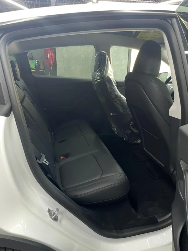 White Tesla Model Y Long Range, 2023 Photo 4