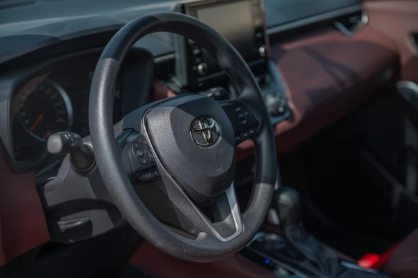 White Toyota Corolla Cross, 2024 Photo 6