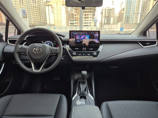 White Toyota Corolla Hybrid, 2025 Photo 3