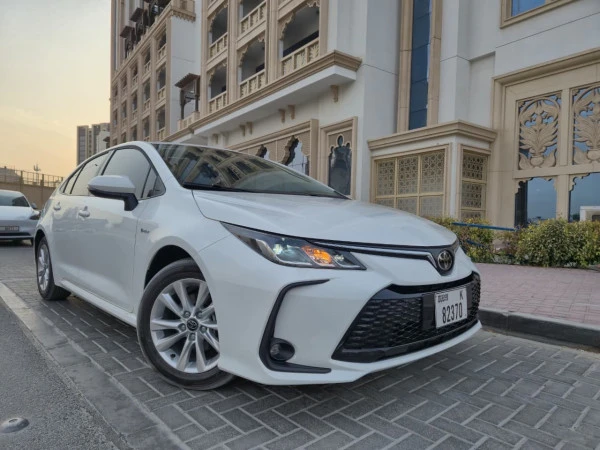 White Toyota Corolla Hybrid, 2025 Photo 4