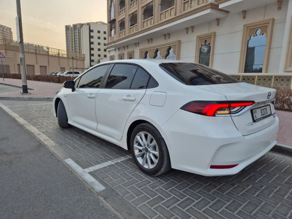 White Toyota Corolla Hybrid, 2025 Photo 5