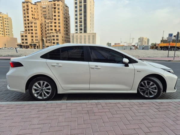 White Toyota Corolla Hybrid, 2025 Photo 6