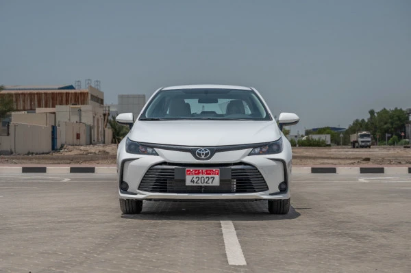 White Toyota Corolla, 2024 Photo 1