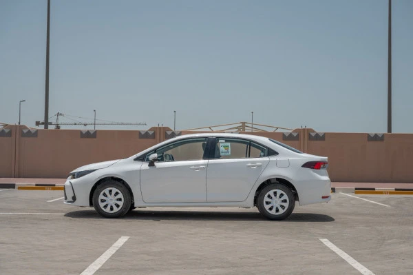 White Toyota Corolla, 2024 Photo 4