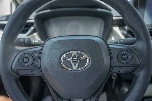 White Toyota Corolla, 2024 Photo 10