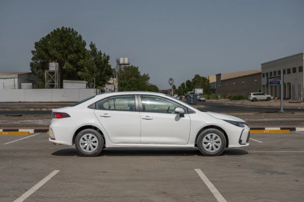 White Toyota Corolla, 2024 Photo 2