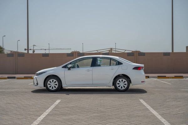 White Toyota Corolla, 2024 Photo 4
