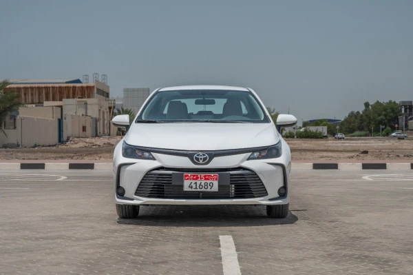 White Toyota Corolla, 2024 Photo 1