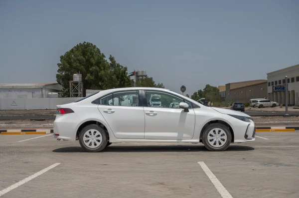 White Toyota Corolla, 2024 Photo 3