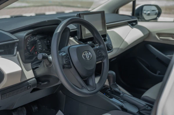 White Toyota Corolla, 2024 Photo 5