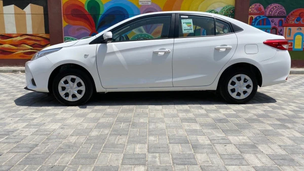 White Toyota Yaris, 2021 Photo 1