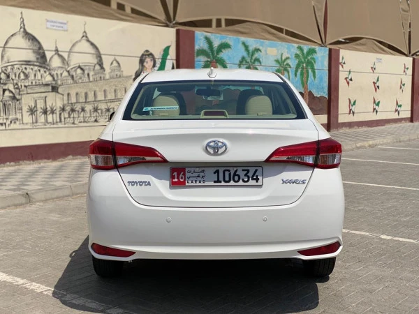 White Toyota Yaris, 2021 Photo 2