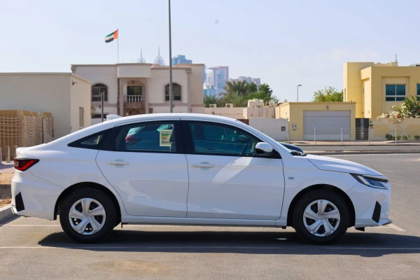 White Toyota Yaris, 2023 Photo 2