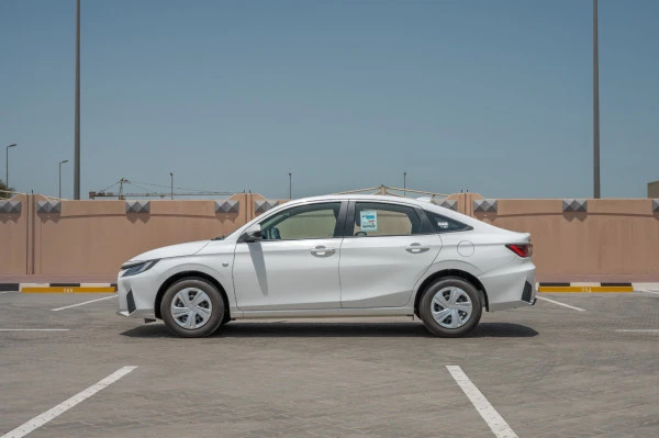 White Toyota Yaris, 2024 Photo 2