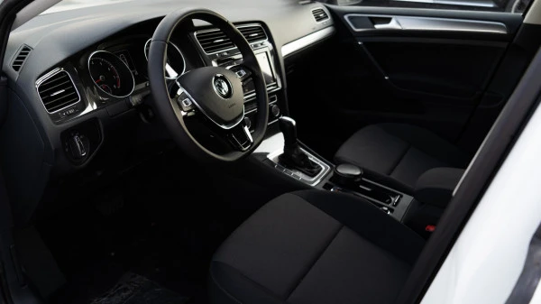 White Volkswagen Golf, 2019 Photo 4